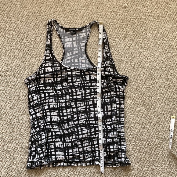 Forever 21 Black White Graphic Tank Top Small Abstract Blouse Stretchy Soft EUC - Picture 6 of 7